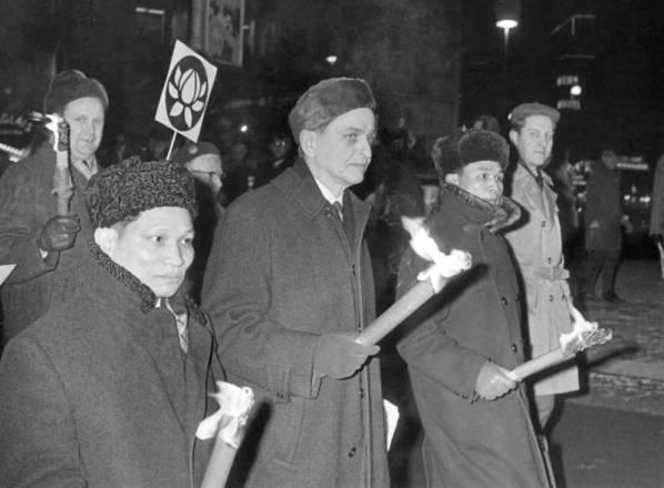 Stockholm 1968: Olof Palme and Vietnam Ambassador marching together against the US war in Vietnam (Wikimedia Commons)