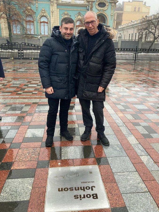 Behrens and Lubinets at the Boris Johnson plaque. Source: Rob Behrens, Twitter